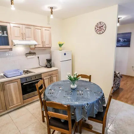 With A Parking Space - 7655