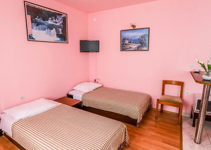 With A Parking Space - 7655 아파트