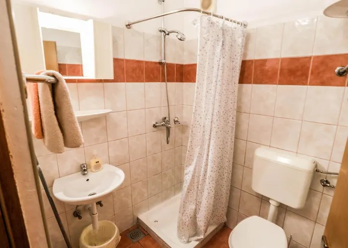 With A Parking Space - 7655 아파트 *