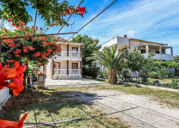 With A Parking Space - 7655 아파트 *